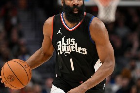 易游体育集团-火箭队球员詹姆斯哈登因伤将缺席两轮比赛