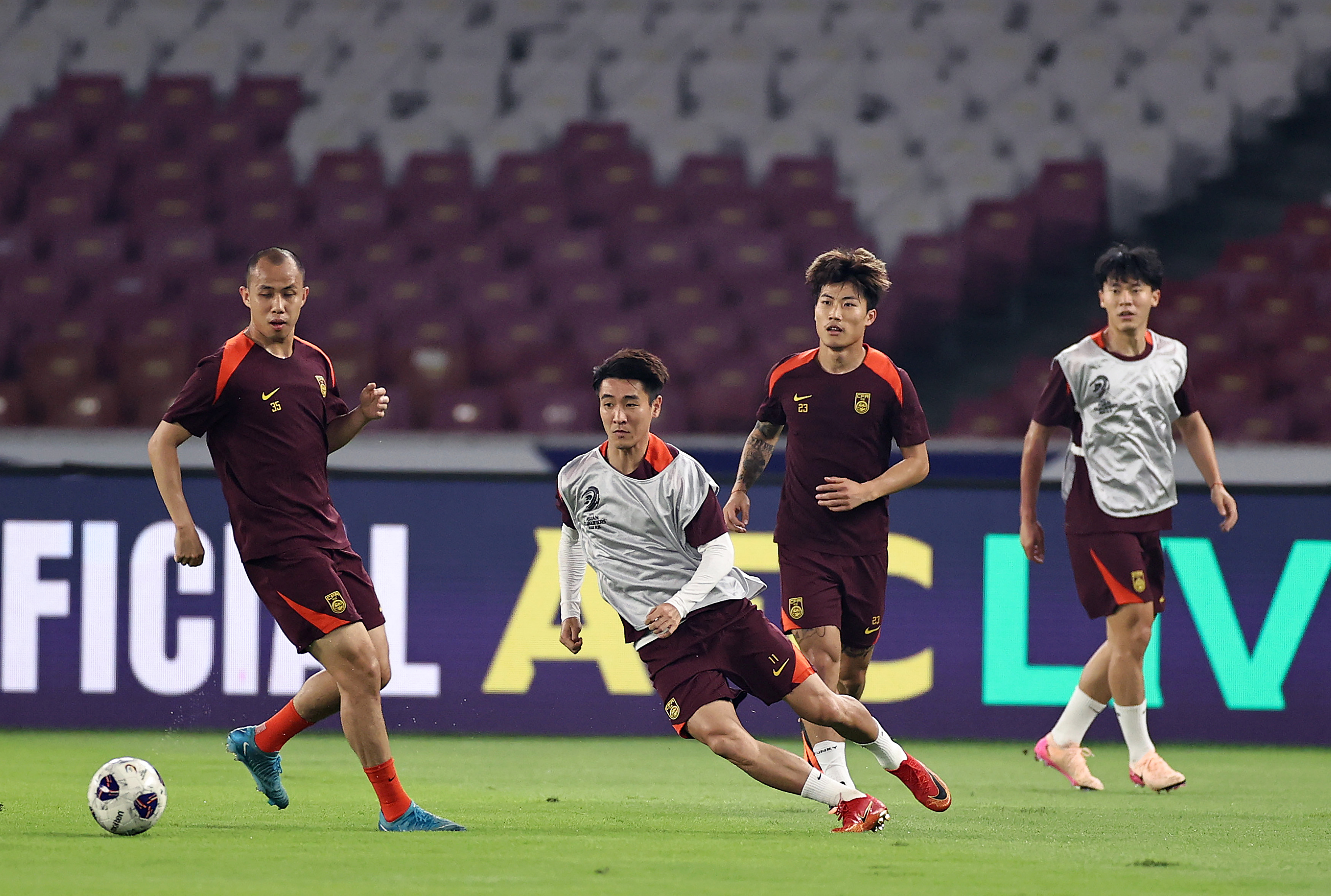 关于国内足球联赛赛程紧凑，球员备战状态良好的信息