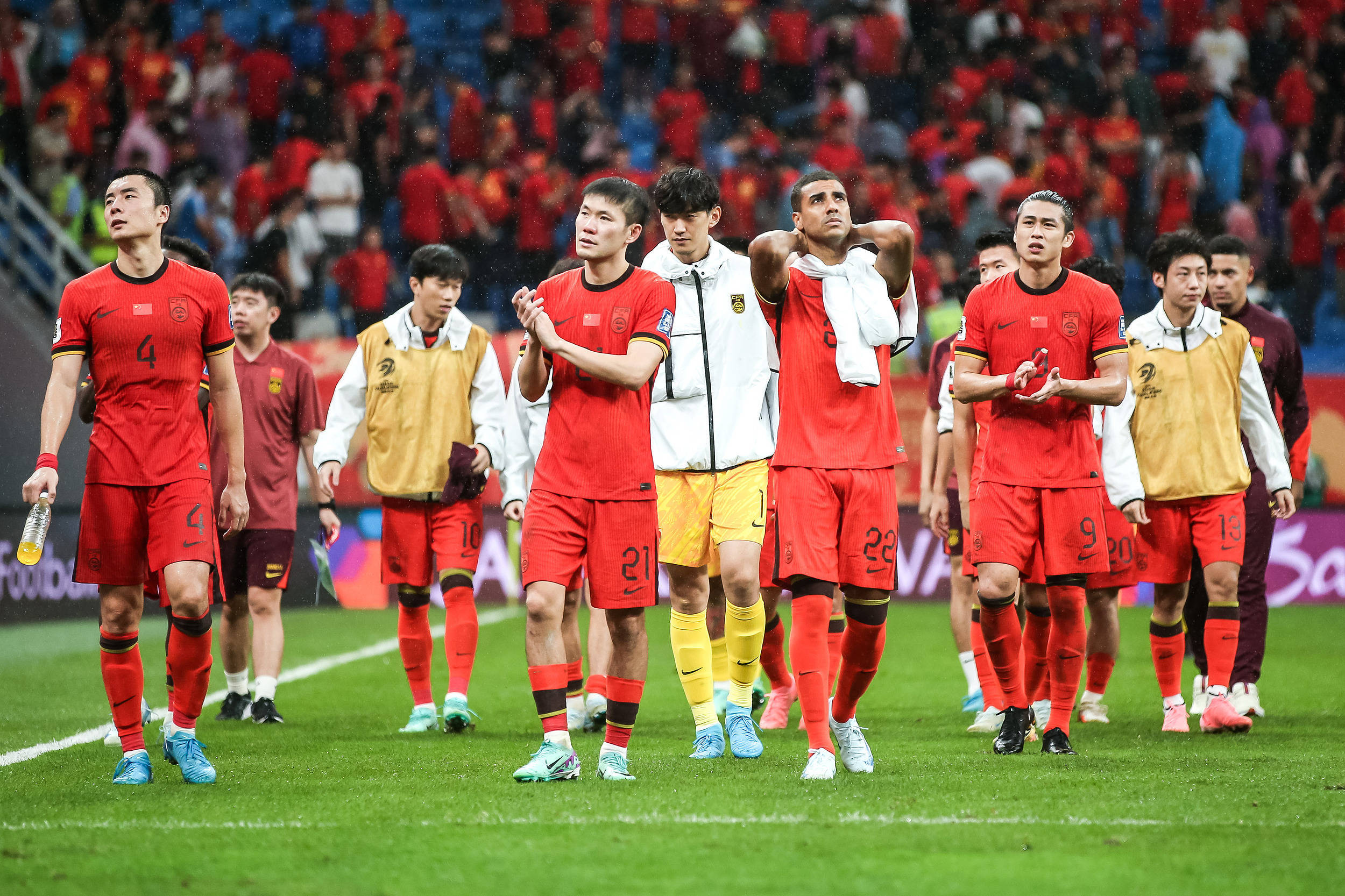 热情高涨!球员们在比赛场上为荣誉全力拼搏的简单介绍 热情高涨!球员们在比赛场上为荣誉全力拼搏的简单介绍